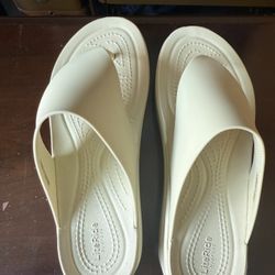 Crocs woman’s Brooklyn flip sandals neutral bone color . Lite Ride by crocs .
