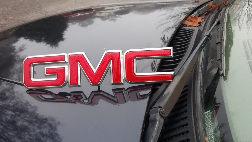99-06 OEM GMC Grille Emblem