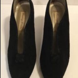 Black Suede V Split Kitten Heel Pump - Size 5.5