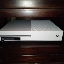 XBox one S With 3 Controllers And MADDEN 24