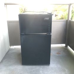 NOSTALGIA ELECTRICS RED MINI FRIDGE for Sale in Bothell, WA - OfferUp