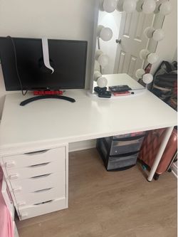 Vanity table