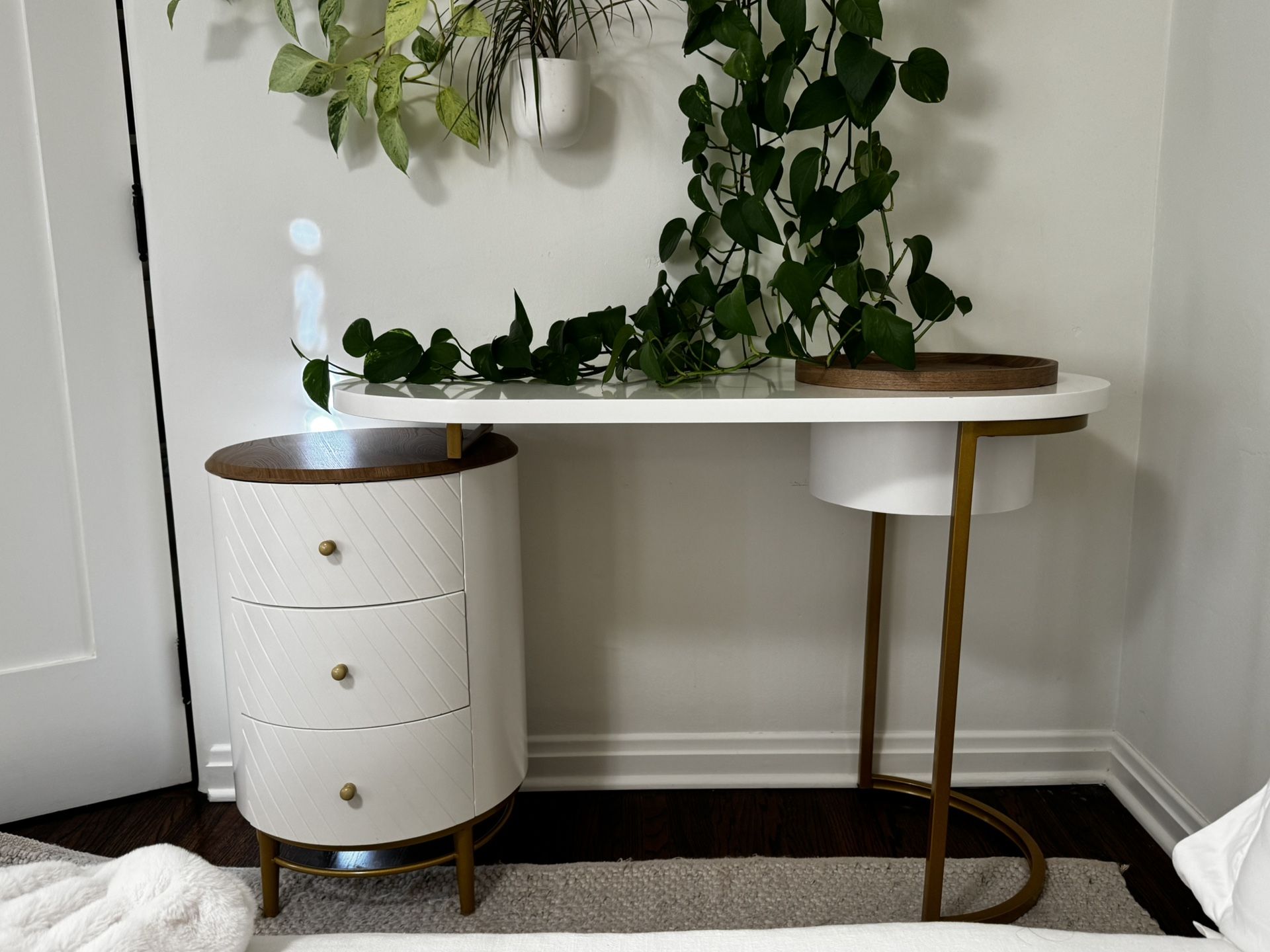 Vanity Desk With Mirror
