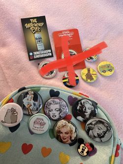 Pin Collection Disney Super Mario Hello Kitty