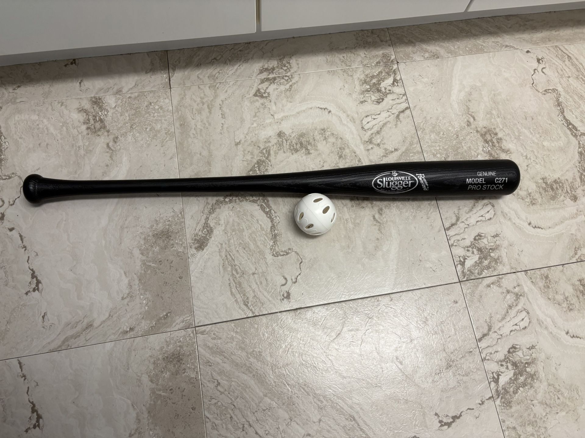 Mlb Professional Louisville Slugger With Ball Baseball Bat Wiffle 33 Inches Long. Bike Yankees Mets Knicks Nike Jordan Adidas Jersey Weights Toys
