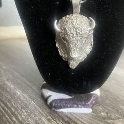 Cadena Con Dije De Bufalo Silver Pesa 117 Gramos 