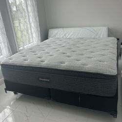 King Like New Beauty rest Mattress & Frame & Box Springs 