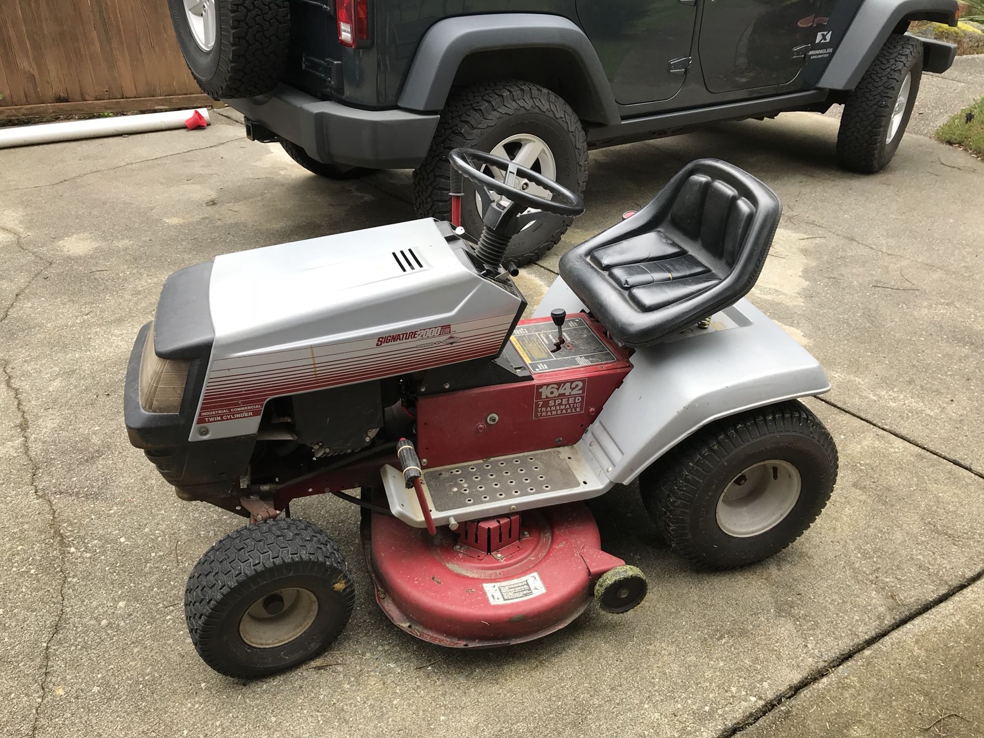 Montgomery Ward riding lawn mower / Tractor for Sale in Algona, WA