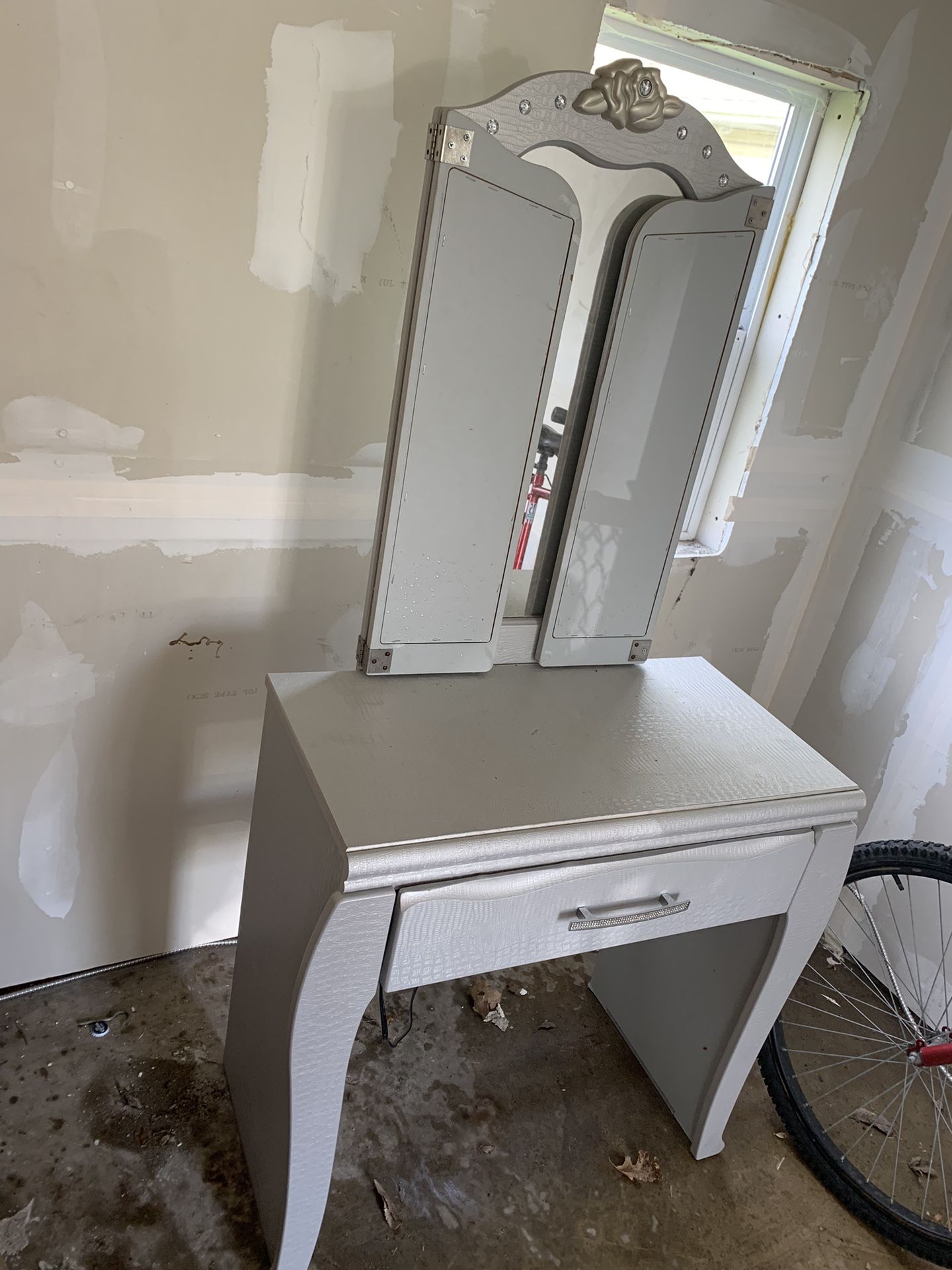 MakeUp Vanity With Lights