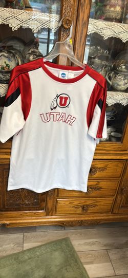 University of Utah Utes  Youth XXL short sleeve top  100% polyester  never worn Drum Feather Logo