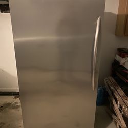 Fridgedaire Freezer With Ice Maker 