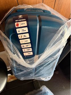 NEW IZOD Carry-On Spinner Suitcase – Hard Shell – Blue