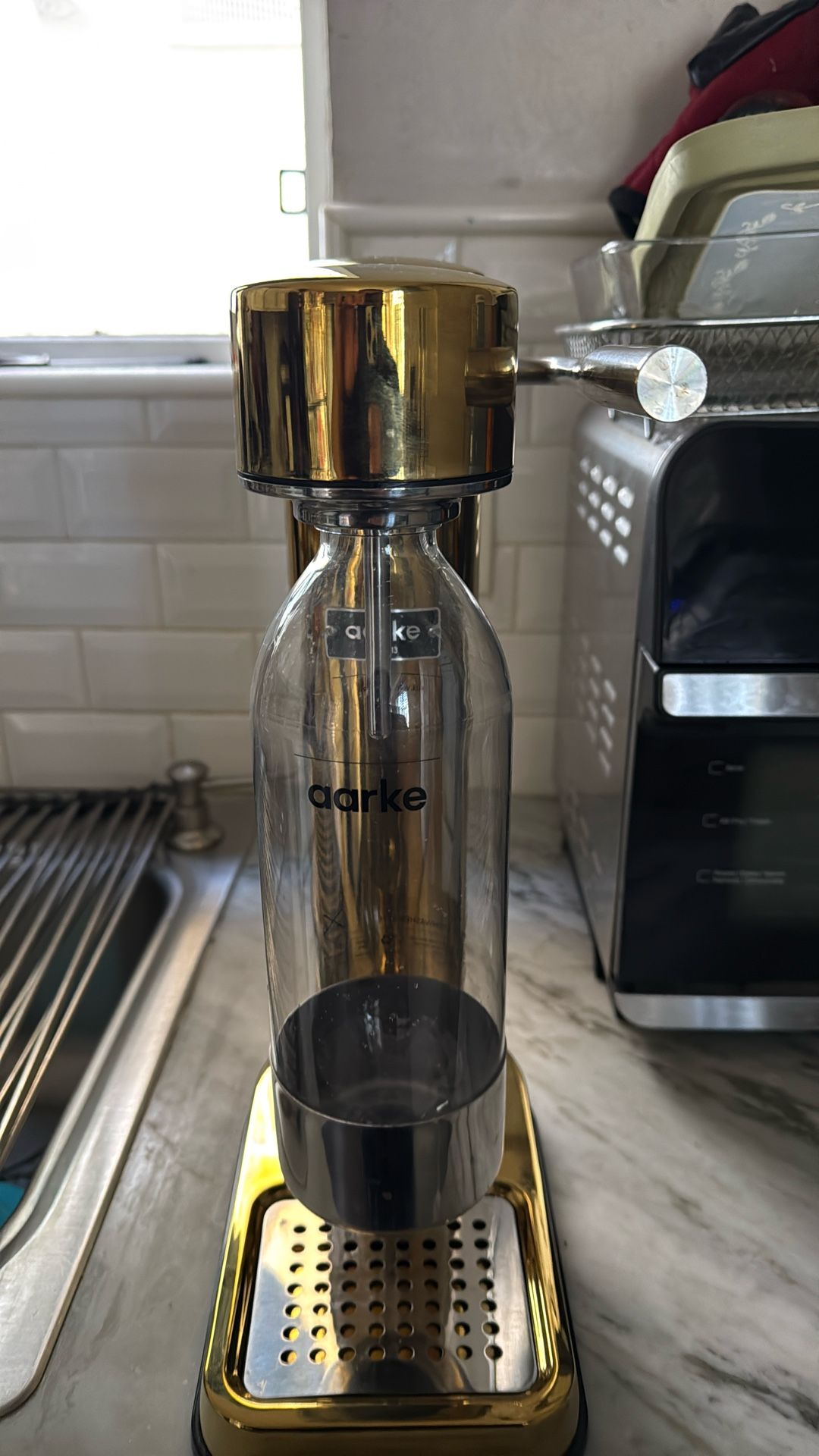 Sparkling water maker
