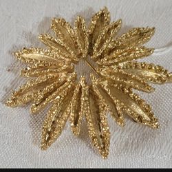 Vintage Signed AVON Starburst Flower Gold Tone Brooch Pin
