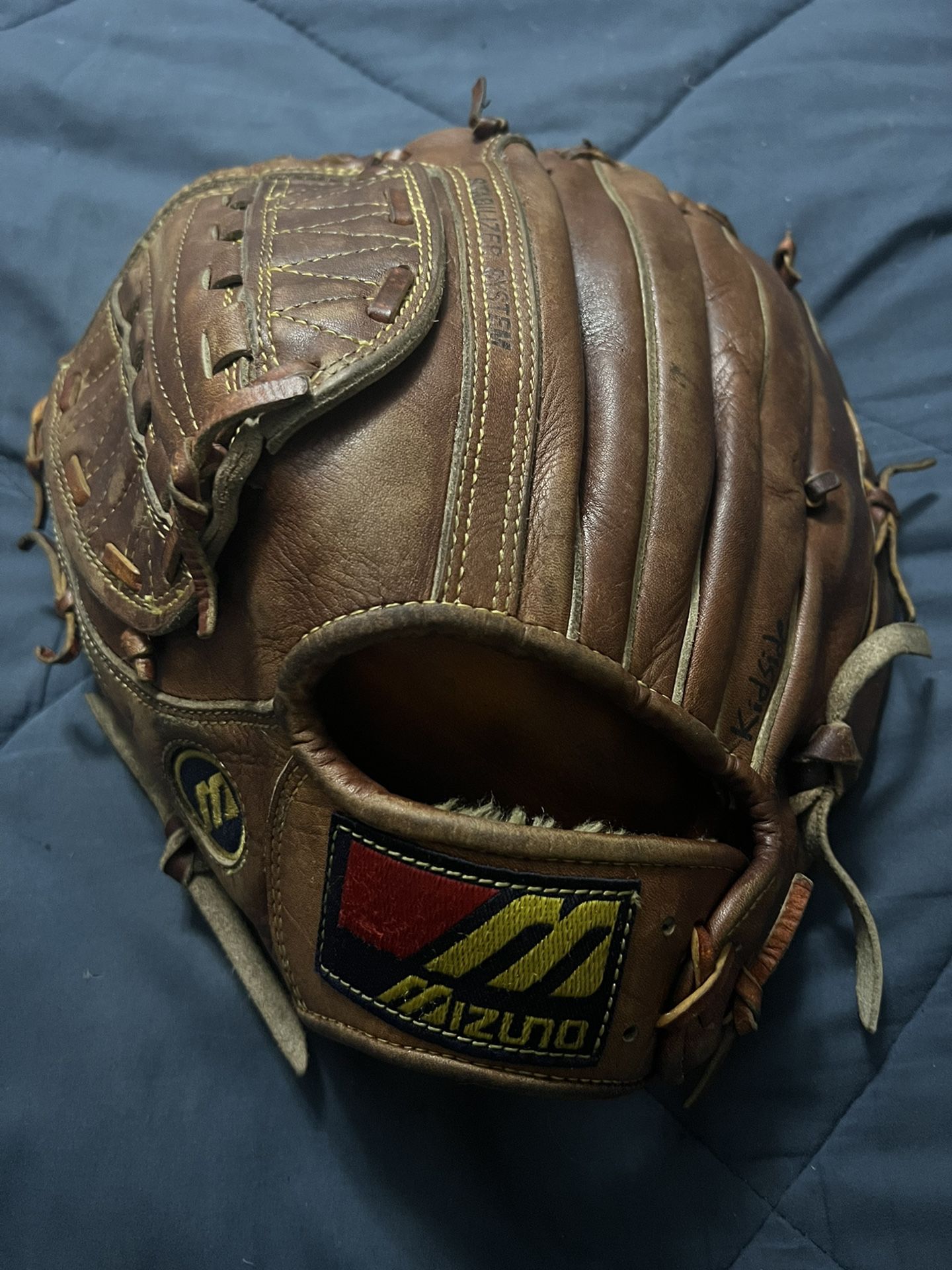 Left-Handed Throw Mizuno Baseball Glove 
