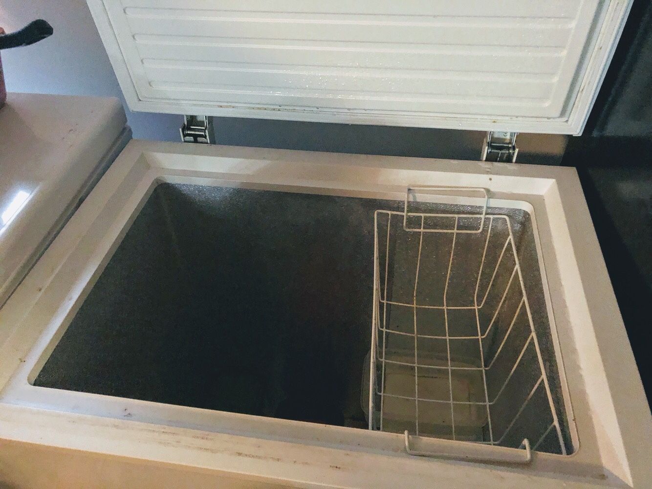 Holiday 5cu ft Chest Freezer (White) with basket for Sale in Tampa, FL