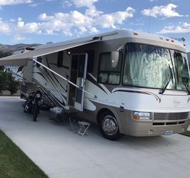 2005 Dolphin 32’ Motorhome