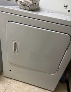 Kenmore dryer white stackable in great condition