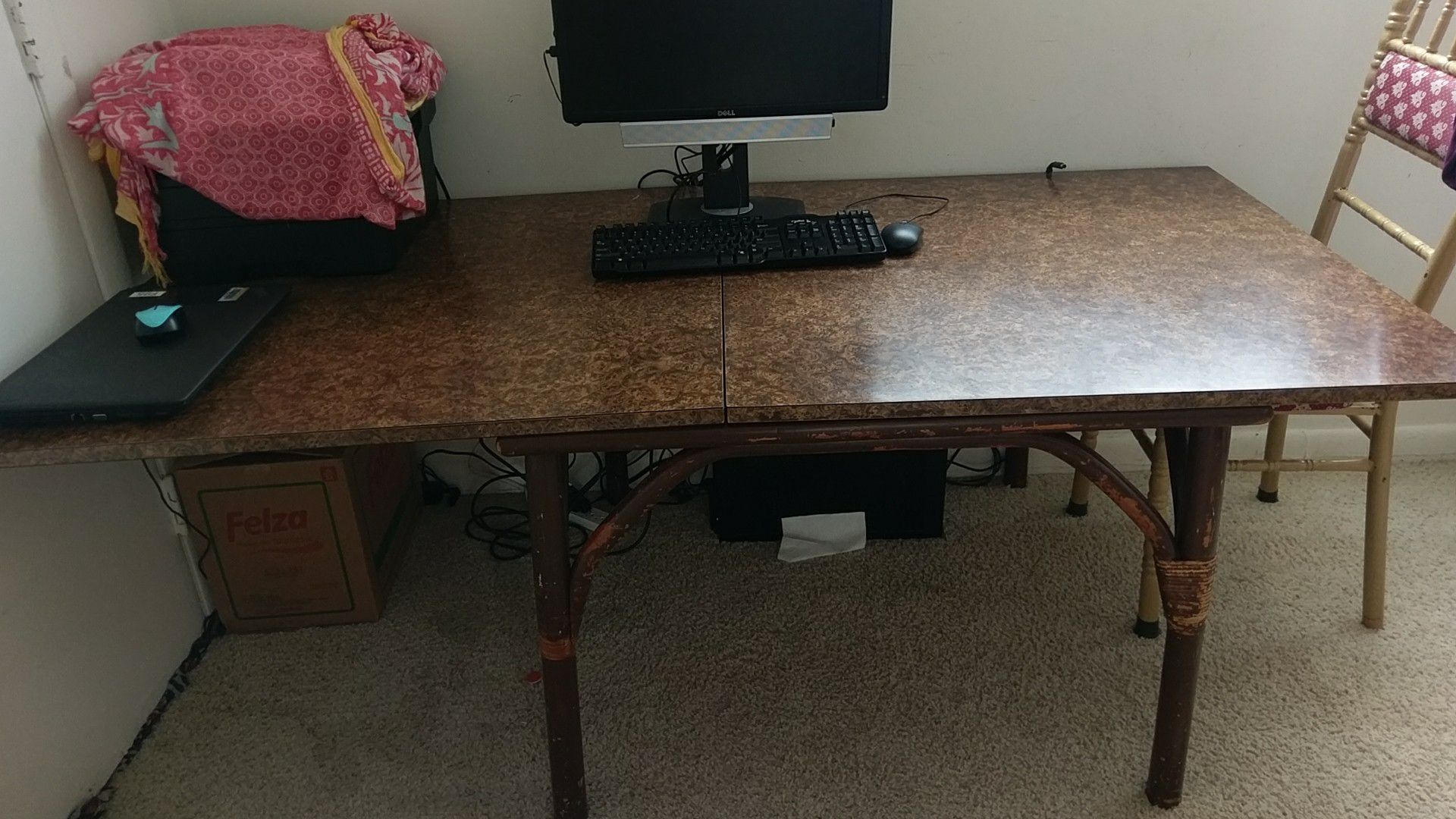 Dining table / kitchen table