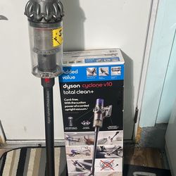 Dyson v10 Vacuum with box (ALL PARTS INCLUDED)