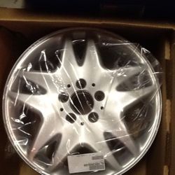 Brand new Mercedes wheel still in the box. Fits 2003 Mercedes S 500 and S 430, and 2000 - 2002 Mercedes CL 500.