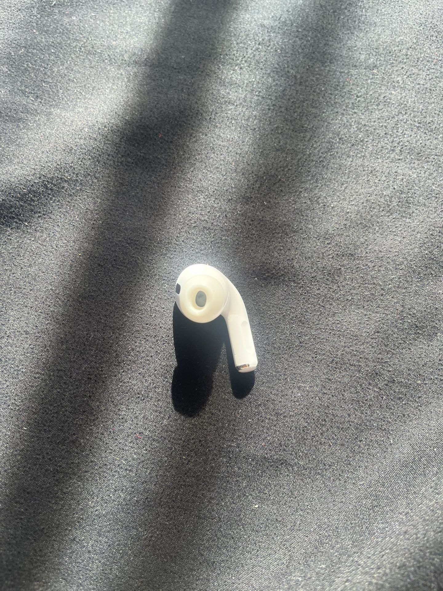 AirPods Pro 2nd Generation USB-C (Left Ear Replacement)