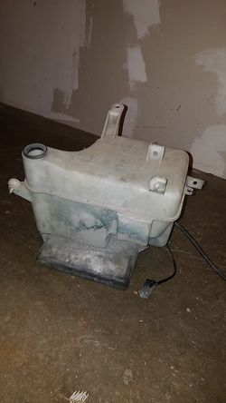 Lexus GS 300 windshield wash reservoir