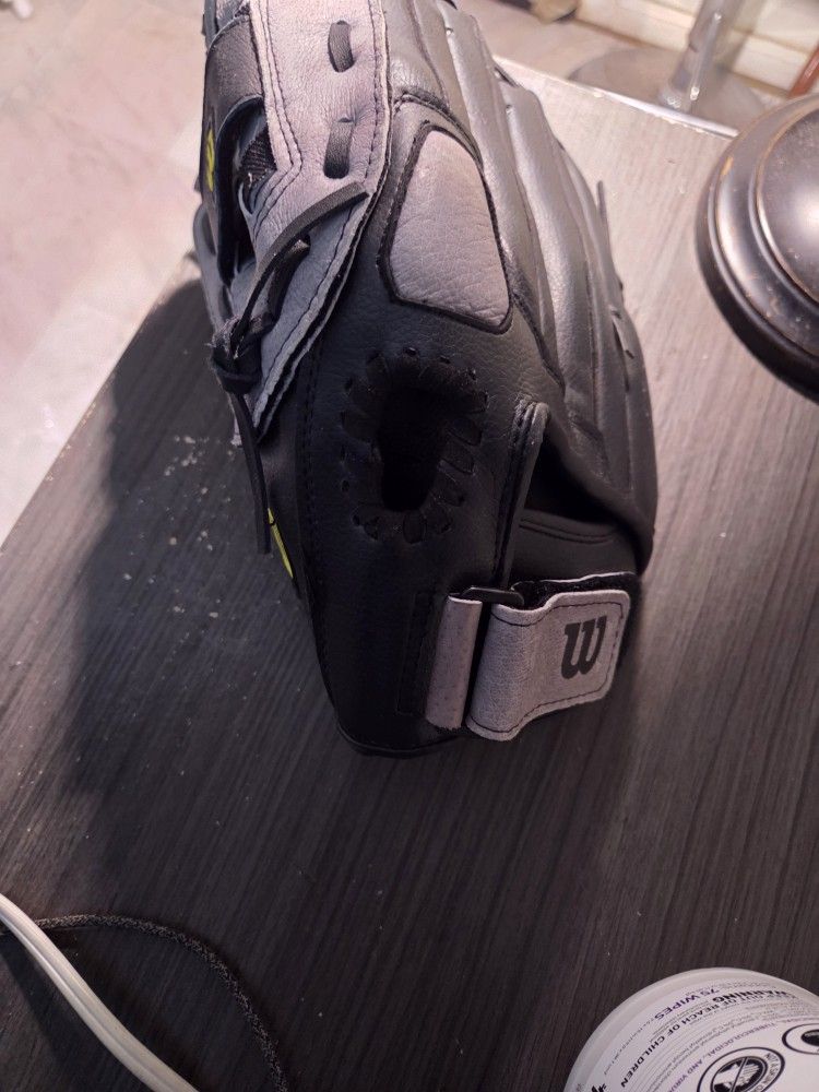 Wilson Glove For Left Hande... A360