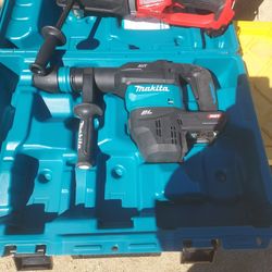 Makita (Brand Rating: 4.6/5) G
40V max XGT 19-1/2 in.
Brushless Cordless 15 lbs. AVT
Demolition Hammer, AWS (Tool
Only)
