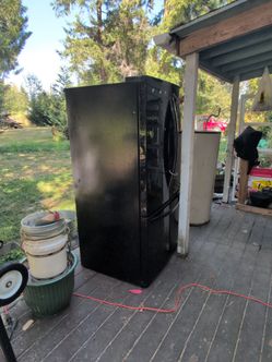 LG black refrigerator (freezer drawer insert is broken but freezer still works great)