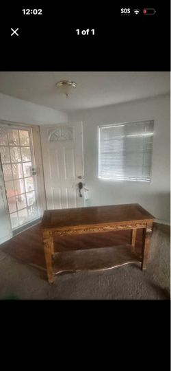 Carded wood table with wood engravings