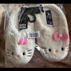 Hello Kitty Slippers Size Medium (7)