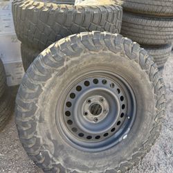 17” Jeep Gladiator Steel Wheels & 35” KM3 Tires (5x5)