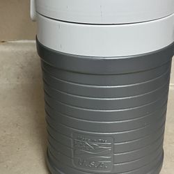https://offerup.com/redirect/?o=My5MdA== Drinking Bottle Never Been Used 
