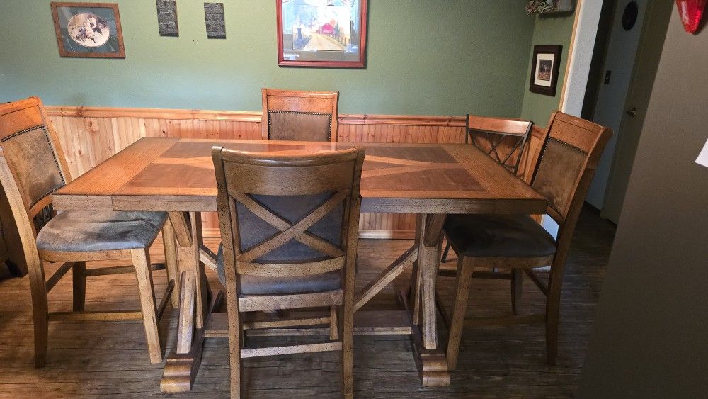 Dining Room Table & 6 Chairs