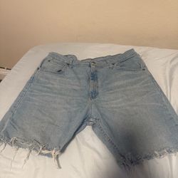 Men’s distressed jean shorts