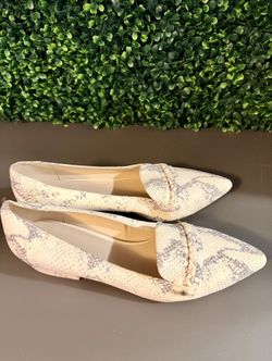 Gently used women's Adidas running shoes for sale! These comfortable shoes feature a stylish gray and mauve colorway. Perfect for gym sessions, walkin