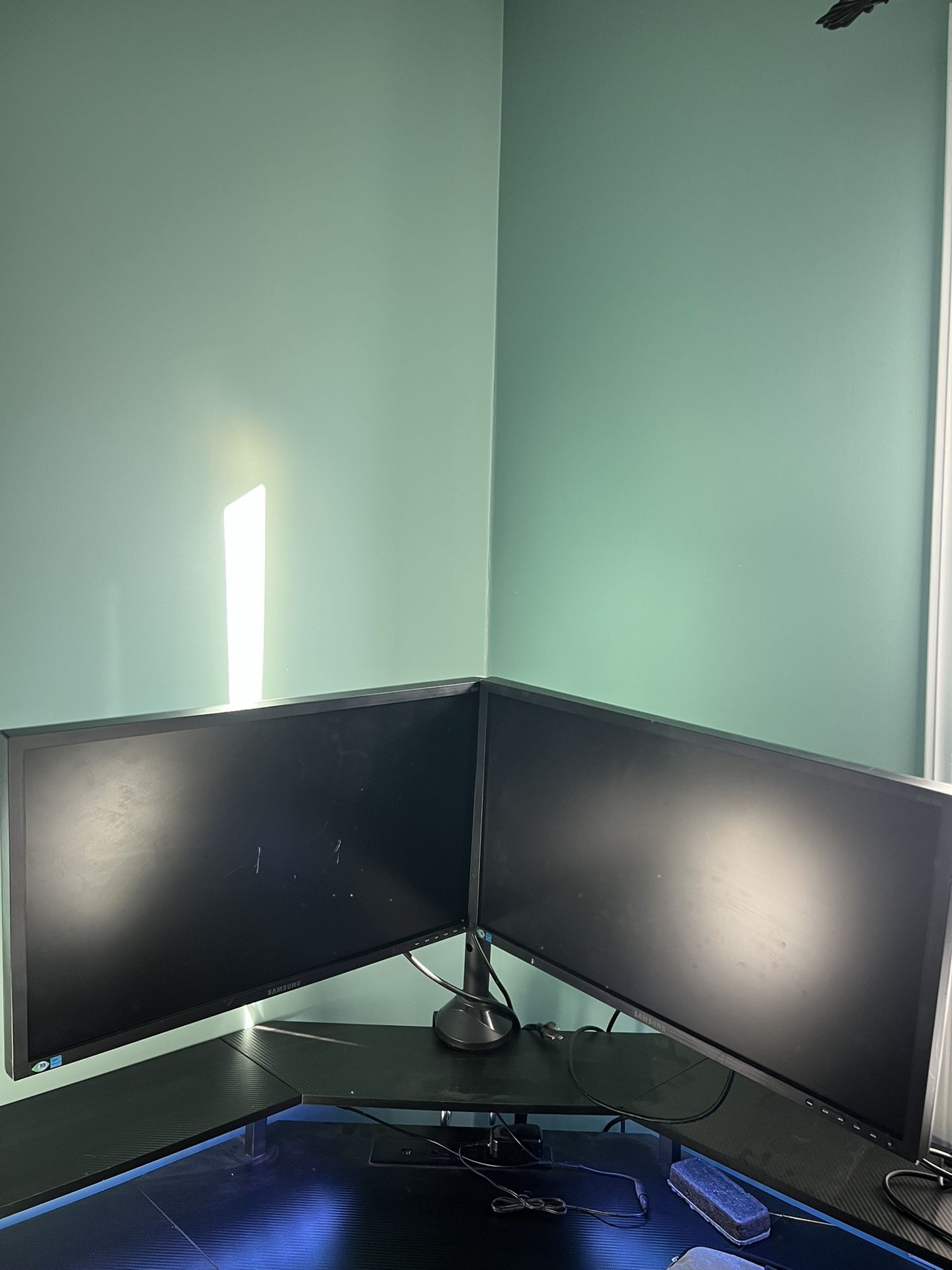 Dual Monitors With Docking Station
