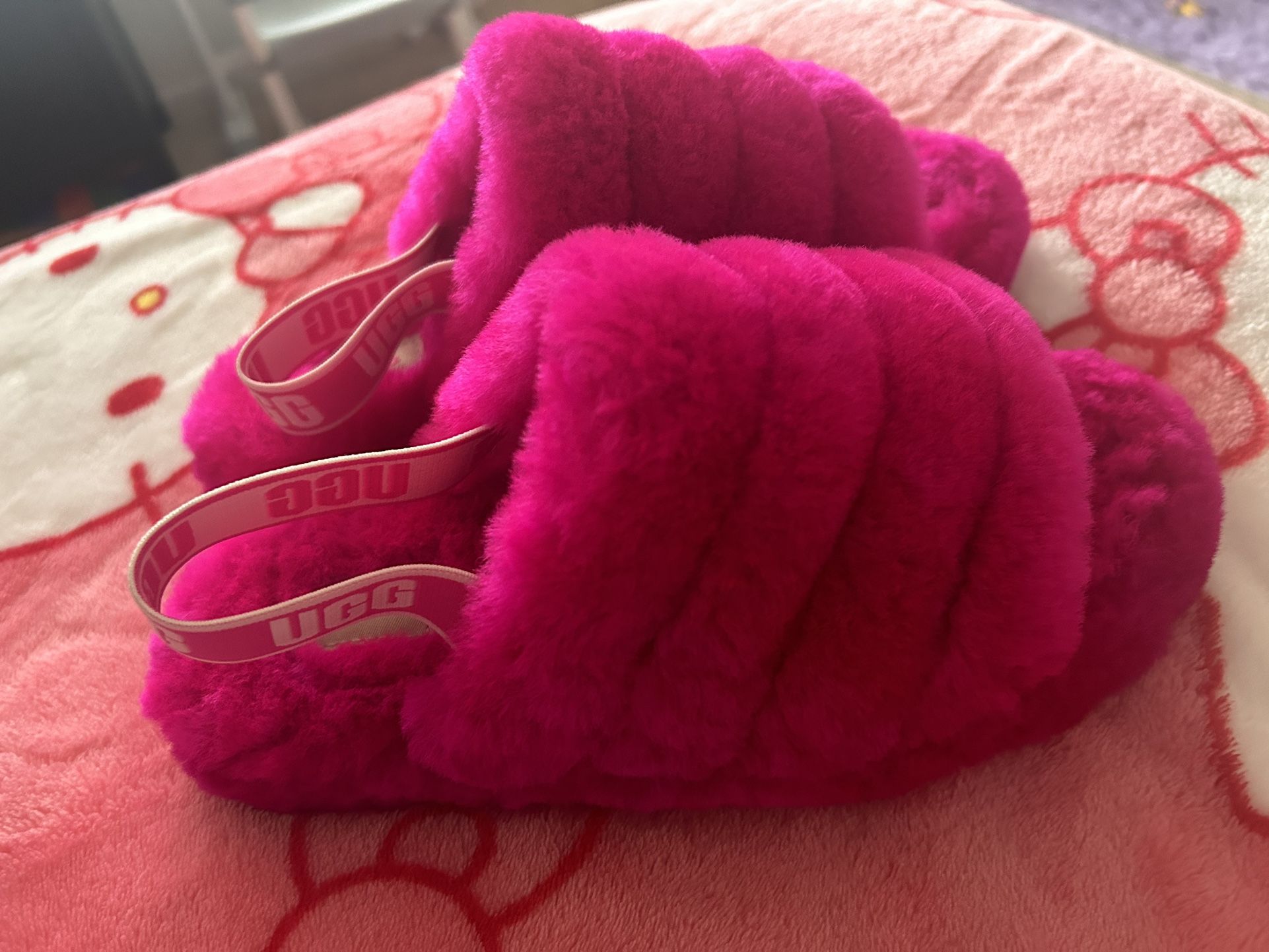 UGG fluff Yea Slippers Size 4 Fit 5 NEW**