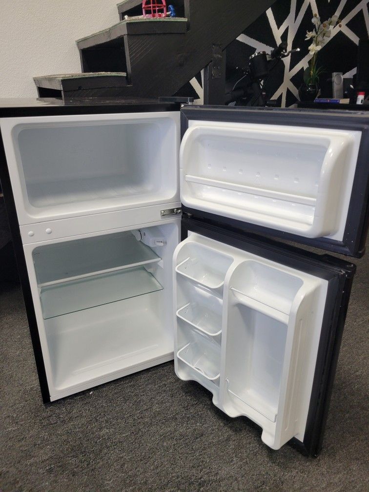 ARTIC KING LARGER SIZE MINI REFRIGERATOR/Freezer