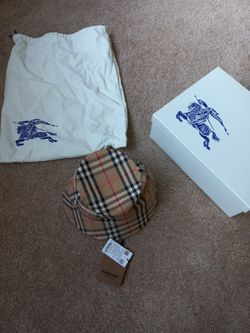 NWT Burberry Heavy Check Bucket Hat S