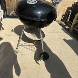 Charcoal BBQ Grill – Classic Kettle Style