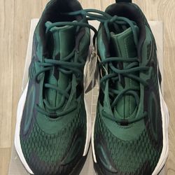 New Adidas M 9.5  Men / Teen Boy Sneakers