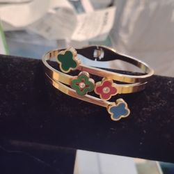 Clover bracelet. Gold plated $7.00