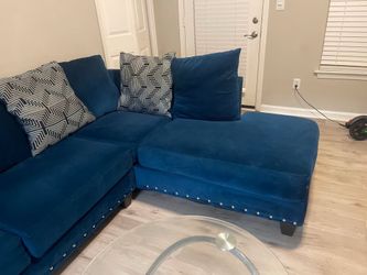 Pon este título exacto:  **Blue Velvet L-Shaped Sectional Sofa with Chaise**