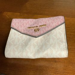 Michael Kors Logo Jet Set Charm Wallet – Iconic Style in a Compact Powerhouse!