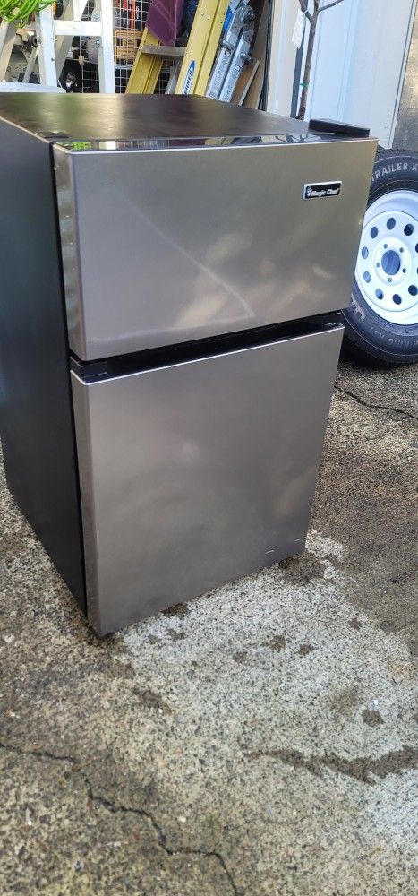 Magic Chef Mini Refrigerator With Top Freezer Model #HMDR31GSE