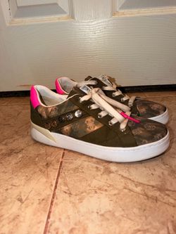 Guess G-Cube Monogram Low Top Sneakers Olive Pink Studded Sz 7.5