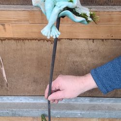 Cute Vintage Resin Frog With Metal Base Garden Decor