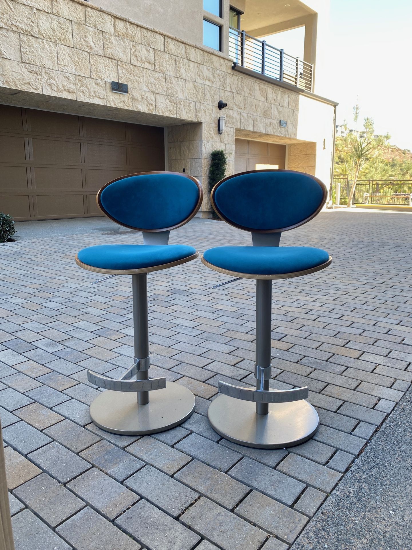 Elite Modern Vera Hydraulic Bar Stools (2)